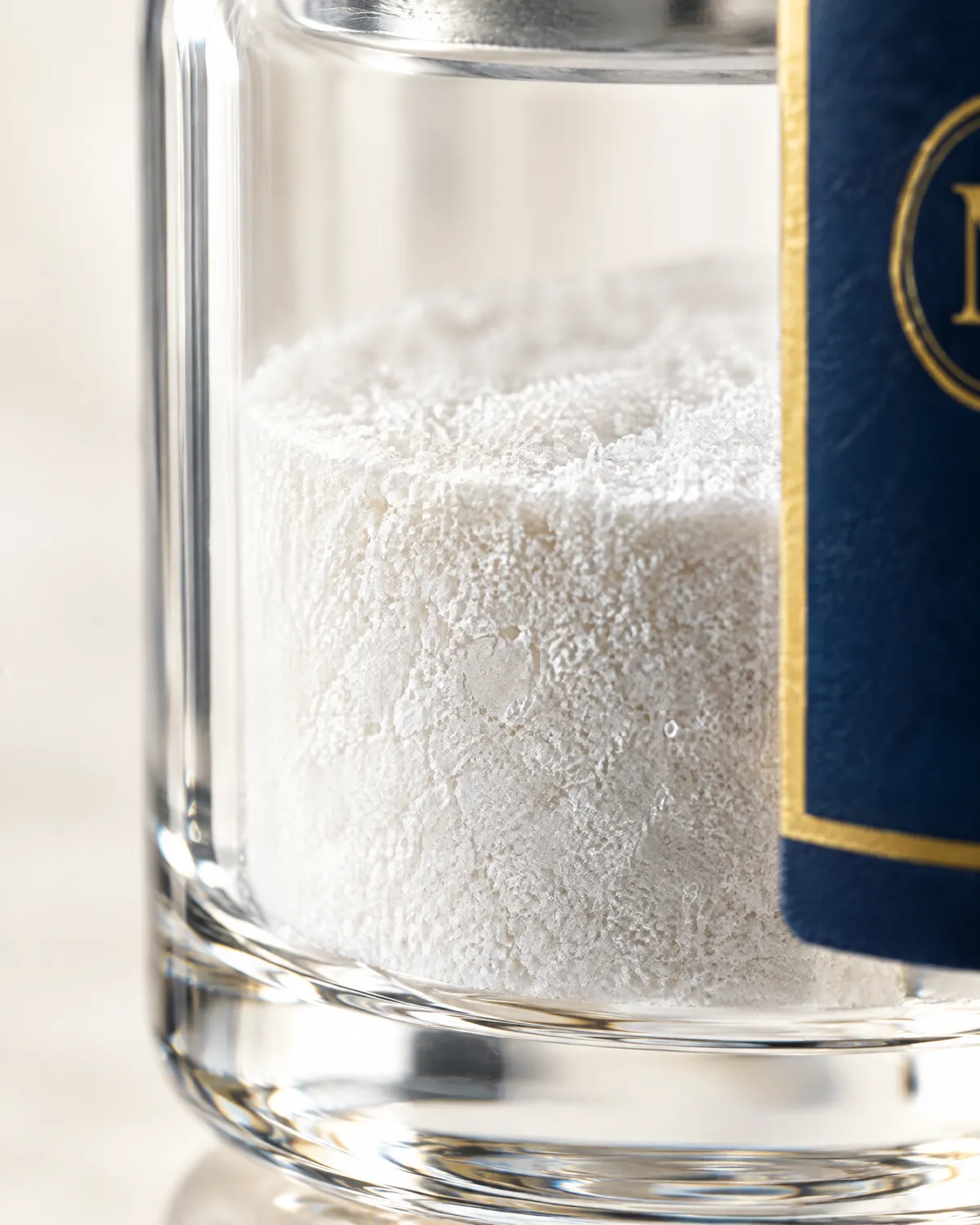 Poudre lyophilisée blanche dans un flacon Novera Pharma